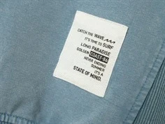 Lille hvid mærkat på blå sweatshirt fra Name It 13241234 spring lake